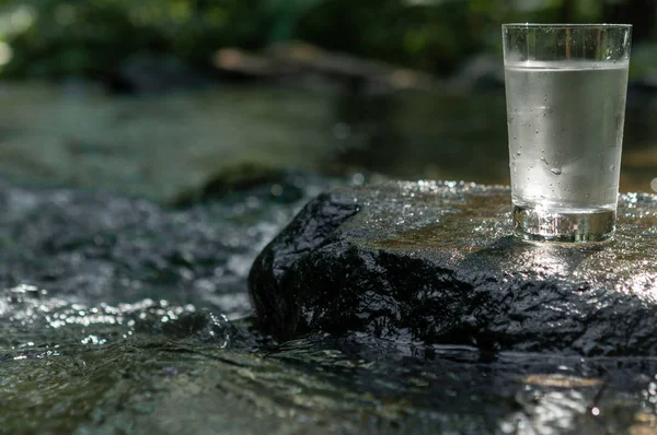 Přírodní voda ve skleněném — Stock fotografie