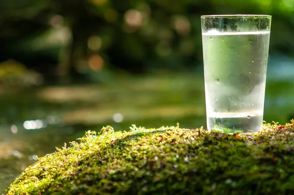 Natürliches Wasser im Glas — Stockfoto