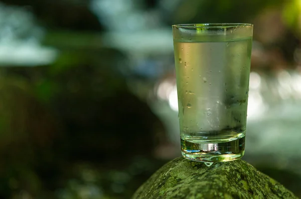 Natural water in a glass — Stock Photo, Image