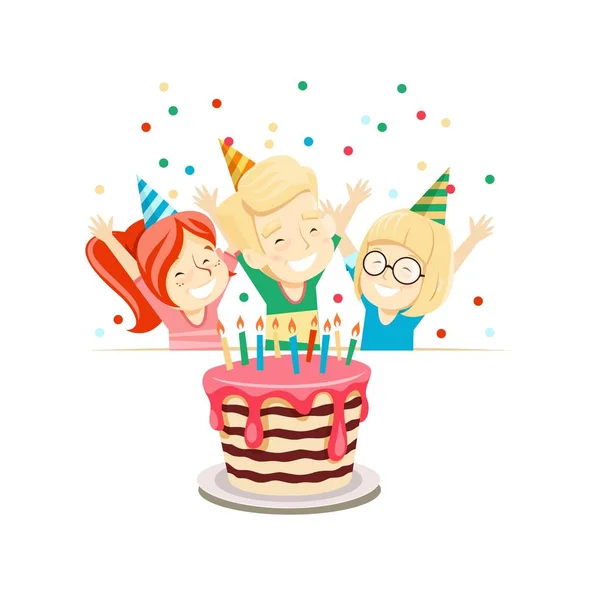 Crianças na festa de aniversário em chapéus engraçados olham para o bolo e se alegram — Vetor de Stock
