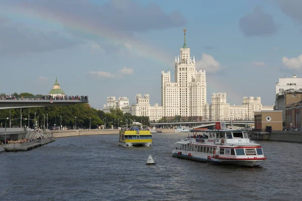 Yürüyen motor gemi yükselen bridge Moskova'da görüntüleme ile Moskova Nehri üzerinde.