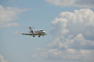 Yaklaşım sırasında bir iş havacılık uçağı