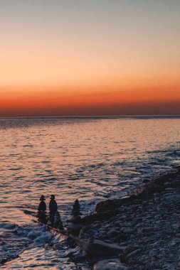 Gün batımında bir adamın silueti