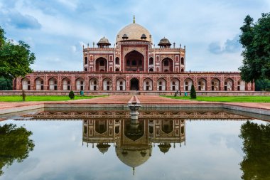 Bir yansıma Humayuns mezar, Delhi, Unesco Dünya Mirası sit alanı görüntüleyin. Babür İmparatorluğu tarihi bir anları