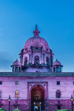 Kuzey bloğunda ofis kompleksi, Rashtrapati Bhawan, Yeni Delhi lutyens bölgesinin pembe ışık ile aydınlatılmış bir dönüm noktası
