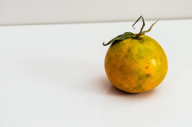 Beyaz arka planda taze organik portakal meyvesi