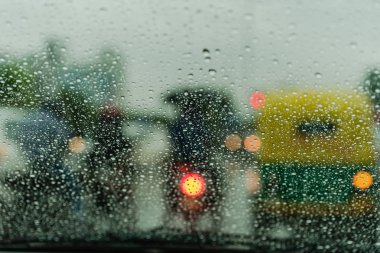 Araba ön camına Yağmur Damlası