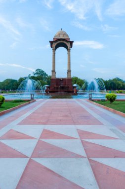 Yeni Delhi'de Hindistan Kapısı arkasında Gölgelik