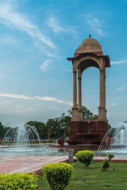 Yeni Delhi'de Hindistan Kapısı arkasında Gölgelik