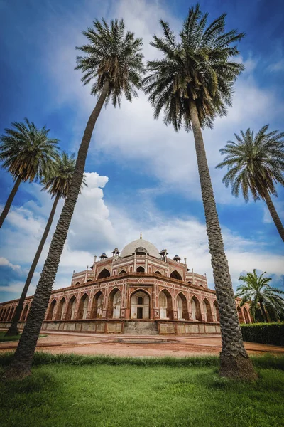 Humayunova hrobka, svět hertihradní památky s palmami — Stock fotografie