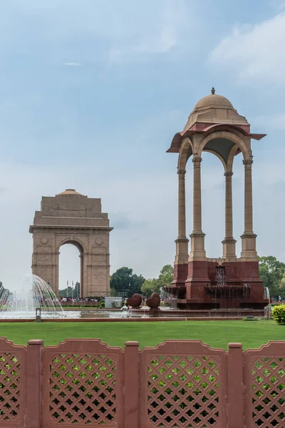 Ворота Индии и навес в Нью-Дели — стоковое фото