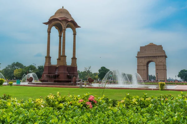 Puerta de la India y dosel en Nueva Delhi — Foto de Stock