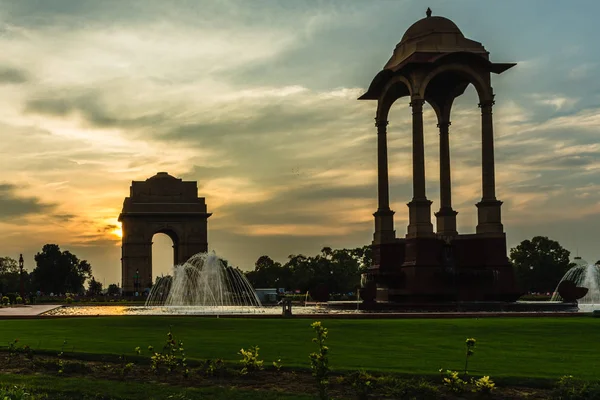 전쟁 기념 건축물 캐노피와 인도 게이트의 전망 — 스톡 사진