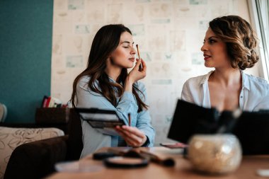 Makyaj güzel iki kadın.