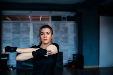 Kick boks şampiyonu kadın germe. Yakın çekim.