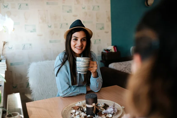 Potret Wanita Dengan Topi Berbicara Dengan Teman Apartemen — Stok Foto