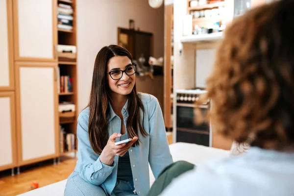 Zwei Junge Freundinnen Sitzen Hause Auf Dem Sofa Wohnzimmer — Stockfoto