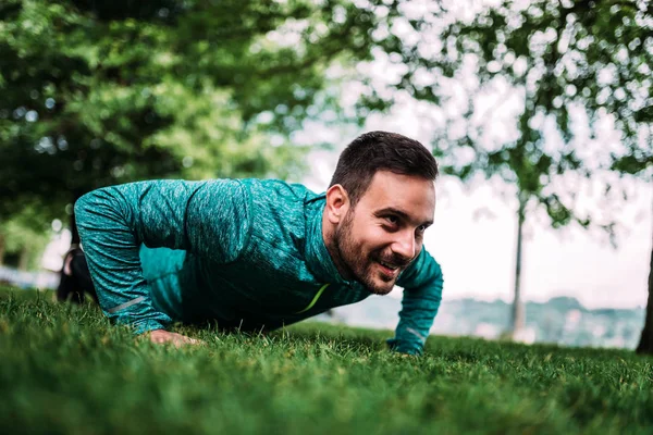 Athletic Man Doing Push Ups Outdoors — Stock Photo, Image