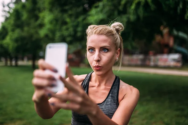 Ajuste Chica Haciendo Divertido Cara Mientras Que Hace Selfie Aire — Foto de Stock