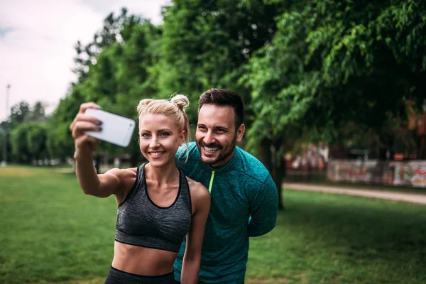 Dos Atletas Haciendo Selfie Parque — Foto de Stock