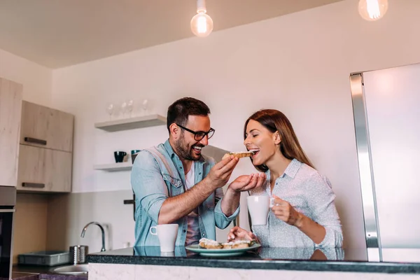 Pareja Joven Desayunando Pie Cocina — Foto de Stock