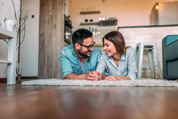 Pareja Joven Tumbada Suelo Casa — Foto de Stock