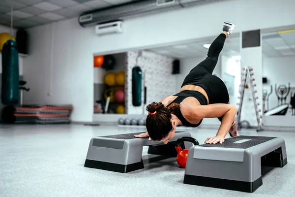 Fazendo Push Uma Plataforma Passo Com Uma Perna Para Cima — Fotografia de Stock