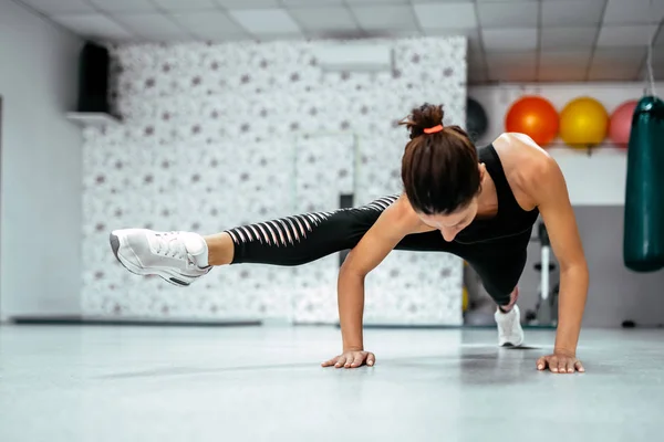 Jovem Mulher Muscular Fazendo Exercício Principal — Fotografia de Stock