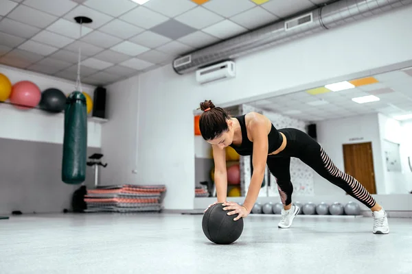 Fuerza Motivación Joven Mujer Haciendo Push Pelota Gimnasio — Foto de Stock