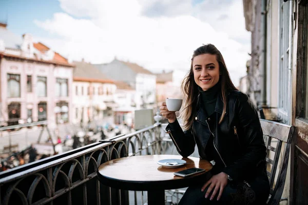 Porträt Eines Lächelnden Mädchens Das Auf Dem Balkon Eine Tasse — Stockfoto