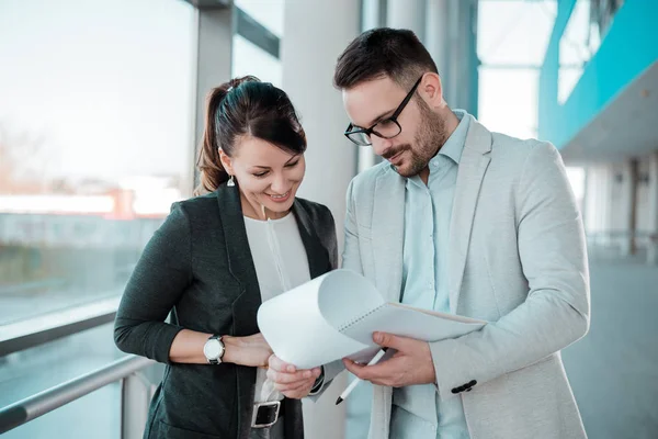 Twee Mensen Uit Het Bedrijfsleven Met Bijeenkomst Office Hall — Stockfoto