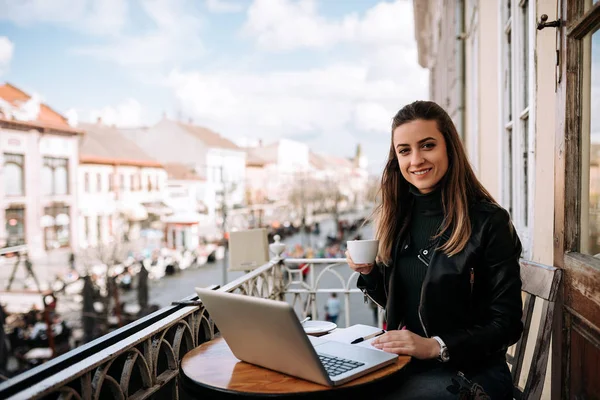 Nette Jounalistin Die Draußen Café Arbeitet Blick Die Kamera — Stockfoto