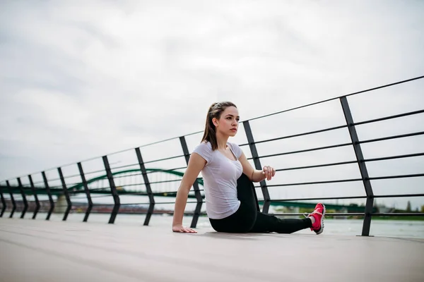 Girl Relaxing While Exercising Outdoors City Quay — Stock Photo, Image