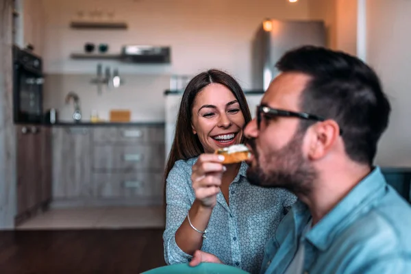 Mujer Alimentando Marido Con Sándwich Casero Primer Plano — Foto de Stock