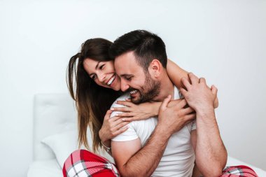 Sarılma ve sarılma çiftin yakın çekim yansıma.