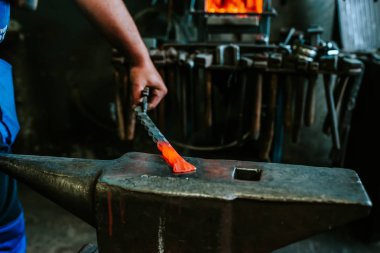 kızgın demir örs çekiç ile dövme yakın çekim fotoğraf.