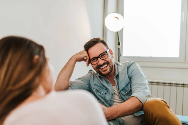 Joven Riendo Mientras Está Sentado Con Novia Esposa Casa — Foto de Stock