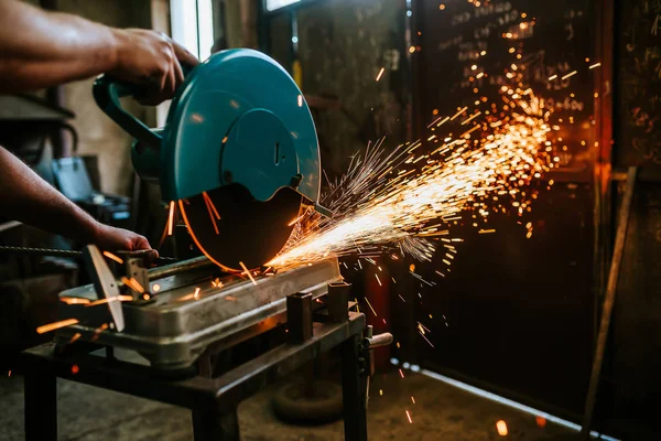 Kesme metal atölyesinde açı değirmeni ile yakın çekim fotoğraf.