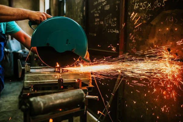 Ağır sanayi işçisi metal kesme yakın çekim görüntüsü.