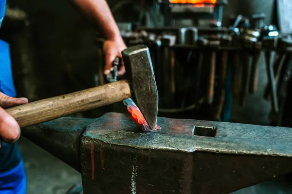 Herrero Forja Manualmente Metal Fundido Yunque — Foto de Stock