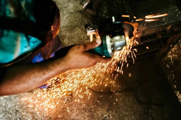 Řemeslník Řezání Kovů Dílně Zobrazit Bod — Stock fotografie