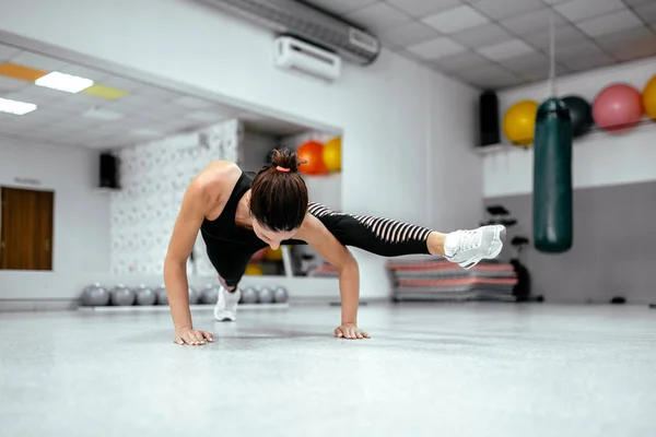 Mujer Forma Joven Haciendo Ejercicio Estiramiento Avanzado Gimnasio — Foto de Stock