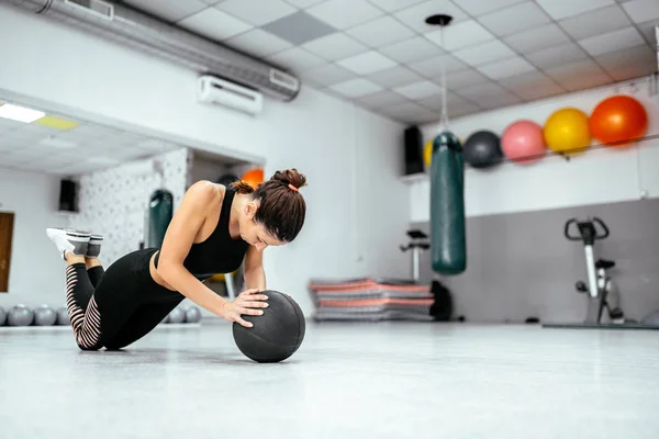 Joven Mujer Forma Haciendo Push Pelota Gimnasio — Foto de Stock