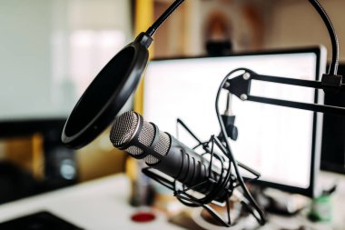 Modern radiostation de mikrofon görünümü Kapat.