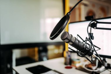Modern radiostation de mikrofon görünümü Kapat.