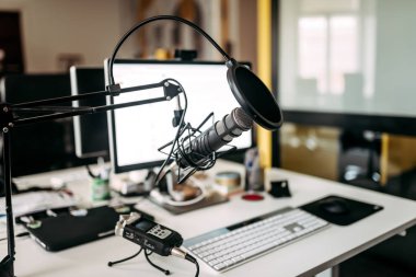 Modern radiostation de mikrofon görünümü Kapat.