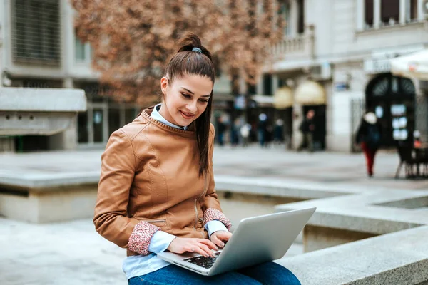 Student Meisje Bezig Met Laptop Buiten — Stockfoto