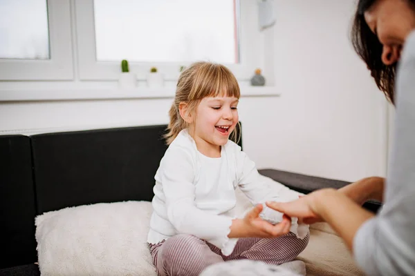 Meisje Speelt Met Moeder Thuis — Stockfoto