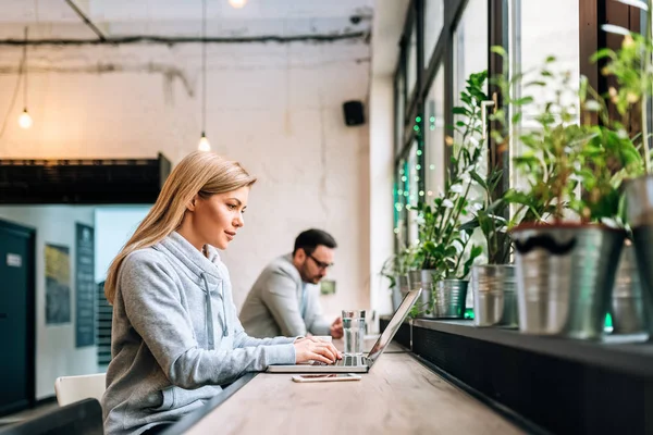 Frau Und Mann Arbeiten Café Laptops — Stockfoto