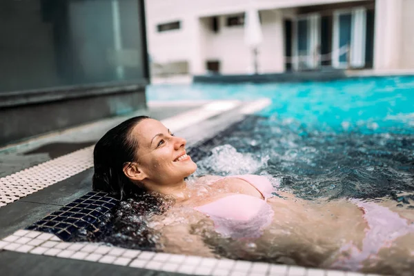 Primer Plano Atractiva Mujer Relajándose Bañera Hidromasaje Aire Libre — Foto de Stock